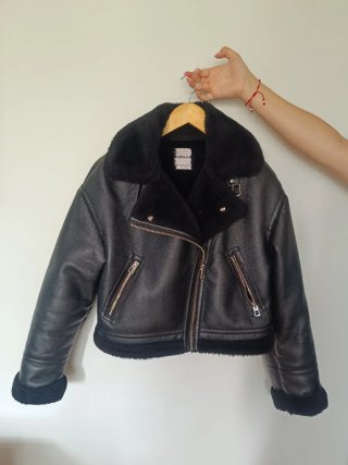 Cazadora polipiel y pelo Bershka negra