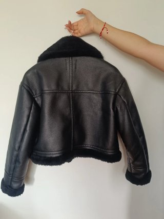 Cazadora polipiel y pelo Bershka negra