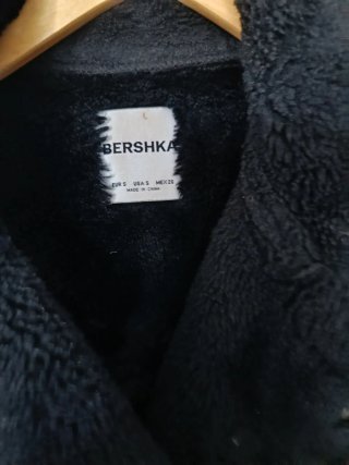 Cazadora polipiel y pelo Bershka negra