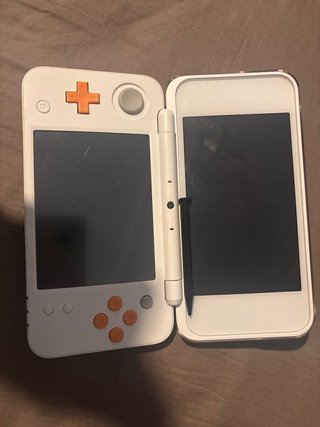 NEW Nintendo 2DS XL Blanca y Naranja Con Cargador