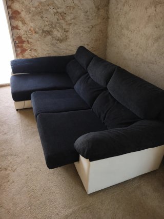 Sofá Chaiselongue Polipiel Blanca y Tela Negra
