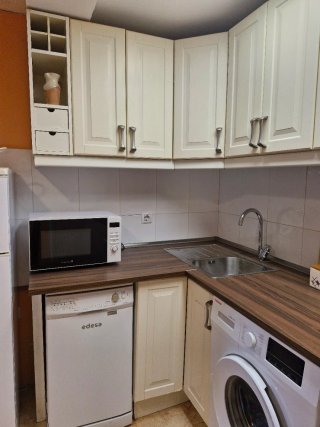 Muebles de cocina beige y marrones