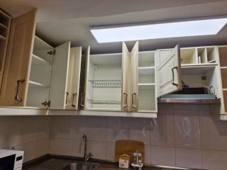 Muebles de cocina beige y marrones