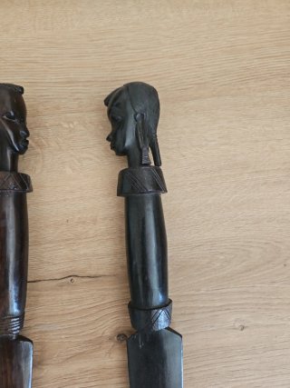 Dos espadas talladas a mano de ébano