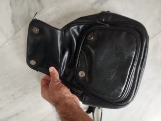Mochila de piel negra