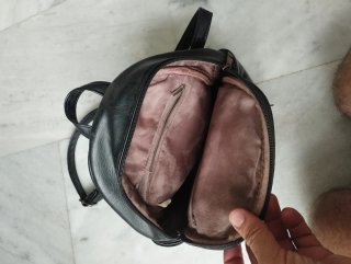 Mochila de piel negra