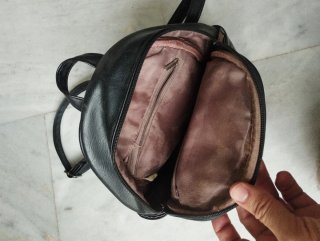 Mochila de piel negra