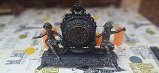 Reloj de sobremesa antiguo con figuras