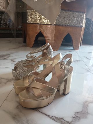 Elegantes sandalias doradas de plataforma