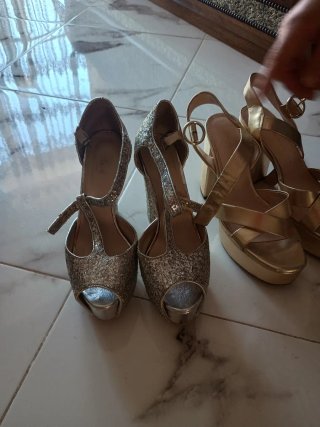 Elegantes sandalias doradas de plataforma