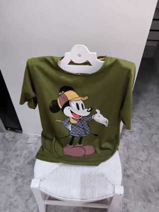 Camiseta verde con estampado de Mickey Mouse