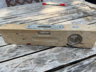Nivel antiguo de madera