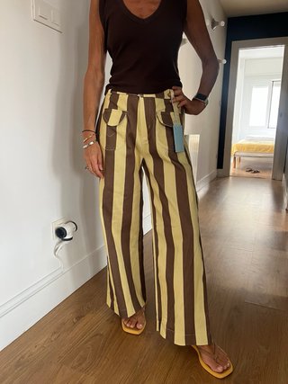 Pantalones de rayas marrones y amarillas