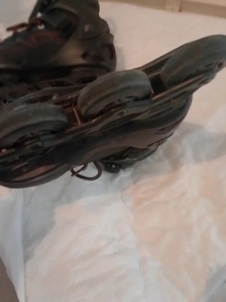 Patines en línea negros y rojos