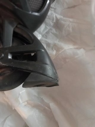 Patines en línea negros y rojos