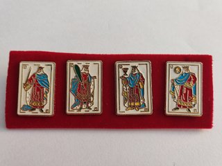 LOTE DE 4 PINS CON LOS REYES DE LA BARAJA ESPAÑOL
