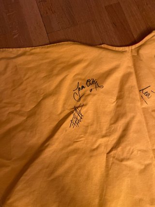 Capote de torero firmado
