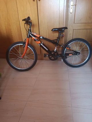 2 Bicicletas BMX Negras y Naranjas
