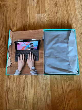 Logitech Slim Folio iPad 7/8/9 generación + Caja