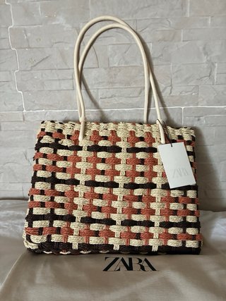 Bolso zara mediano con etiqueta y guardapolvo.