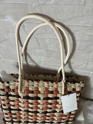 Bolso zara mediano con etiqueta y guardapolvo.