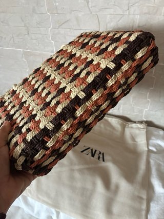 Bolso zara mediano con etiqueta y guardapolvo.