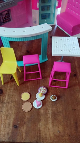 Restaurante Barbie con accesorios y muñeca