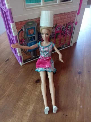 Restaurante Barbie con accesorios y muñeca