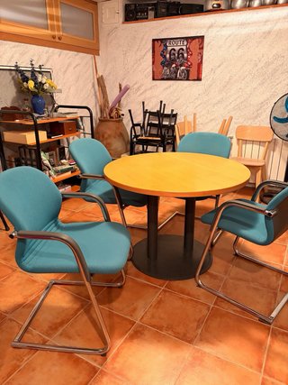 Mesa redonda madera + 5 sillones oficina