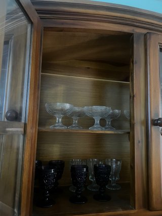 Vitrina de madera con puertas de cristal