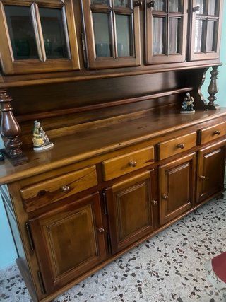 Vitrina de madera con puertas de cristal