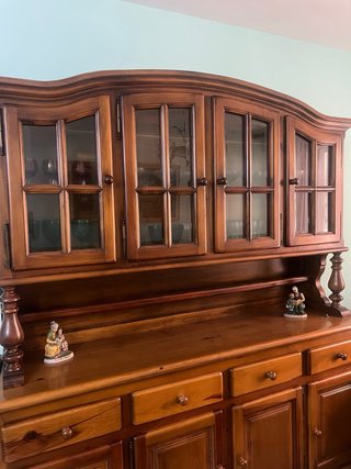 Vitrina de madera con puertas de cristal