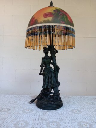 Lámpara de mesa clásica figura mujer