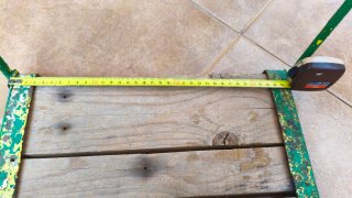 Antiguo asiento de columpio madera y metal
