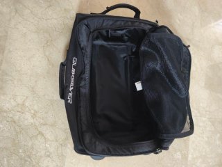 Maleta de viaje negra con ruedas