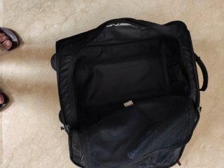Maleta de viaje negra con ruedas