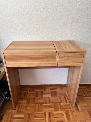 Tocador de madera con espejo abatible