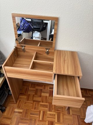 Tocador de madera con espejo abatible