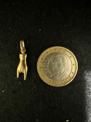 Colgante Mano oro 18k, tipo cuerno, rock, heavy.