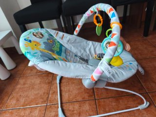 Hamaca para bebé con juguetes