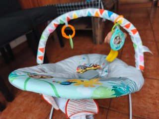 Hamaca para bebé con juguetes