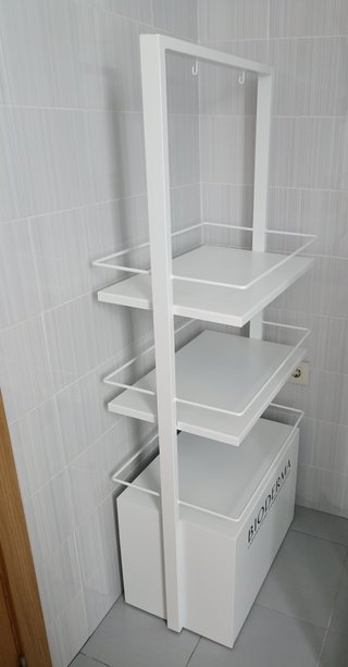 Estantería metálica blanca baño