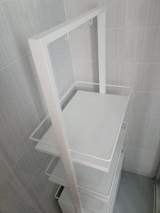 Estantería metálica blanca baño
