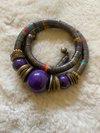 Pulsera dorada y morada con abalorios
