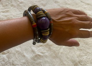 Pulsera dorada y morada con abalorios