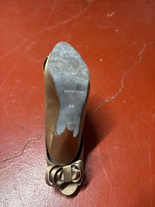 Zapatos de salón dorados tengo bolso a juego