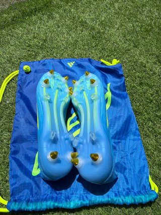 Botas de fútbol Adidas F50 azules y amarillas