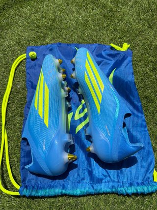 Botas de fútbol Adidas F50 azules y amarillas