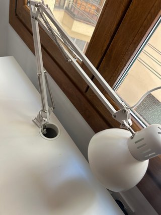 Escritorio blanco Ikea con flexo