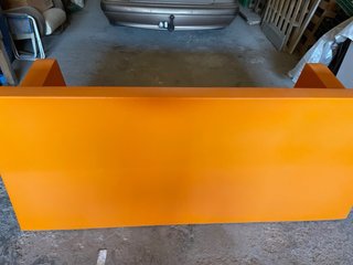 Sofá de jardín naranja de plástico
